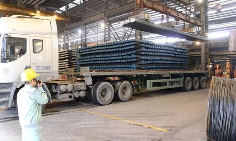 Kỷ lục 25.000 tấn thép xuất hành đầu xuân, Hòa Phát đỏ lửa xuyên Tết