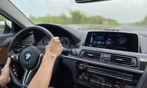 Vừa lái ô tô vừa nghe nhạc có vi phạm không? Tài xế có thể bị phạt tới 6 triệu đồng nếu bỏ qua chi tiết này