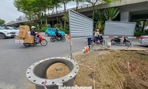 Đào đường, dựng rào chắn thi công cống ngầm khẩn cấp lưu vực Tô Lịch - Tả Nhuệ