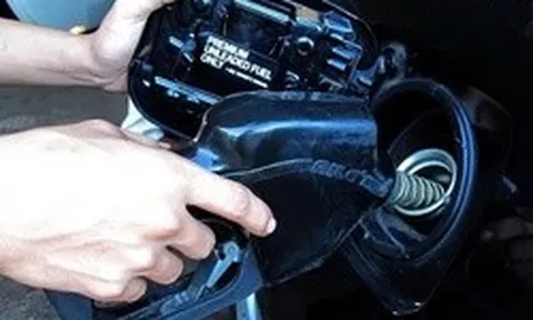 Quản lý thị trường TP HCM: Những cây xăng bán nhỏ giọt và găm hàng đã bị xử lý