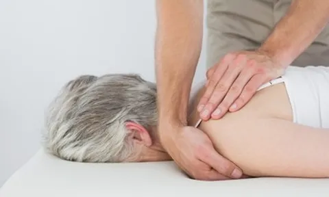 Người phụ nữ 54 tuổi đột ngột tử vong, bác sĩ cảnh báo 2 thói quen nhiều người vẫn làm mỗi ngày