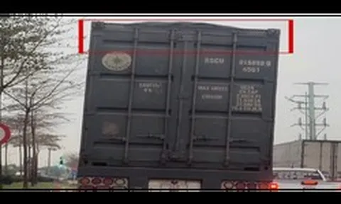 Phát hiện xe container màu đen lạ, cảnh sát Việt Nam lập tức theo dõi giám sát