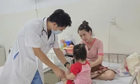 Bệnh tay chân miệng vào mùa, bệnh viện ở Đà Nẵng đón hàng trăm ca mỗi ngày