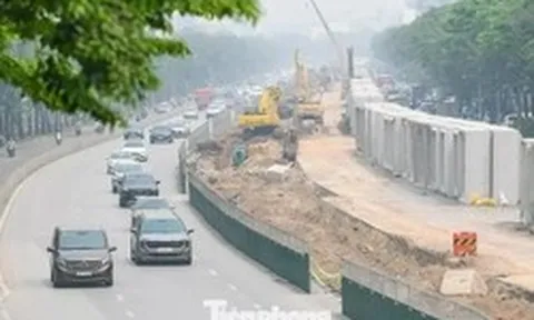 Khổ sở vượt 'đại công trường' chống ngập Hà Nội