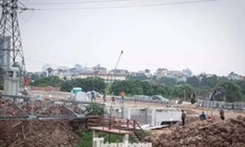 Hà Nội gấp rút lắp đặt bơm dã chiến chống ngập Đại lộ Thăng Long