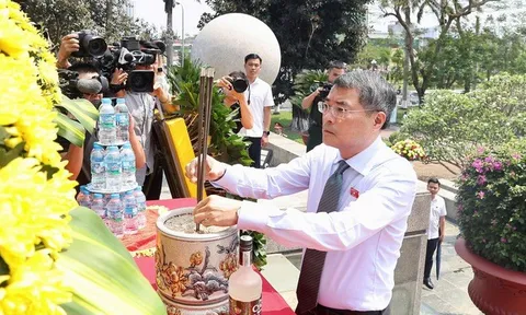 Thủ tướng Lê Minh Hưng dâng hương tại Đài tưởng niệm các Anh hùng liệt sỹ thành phố Hải Phòng