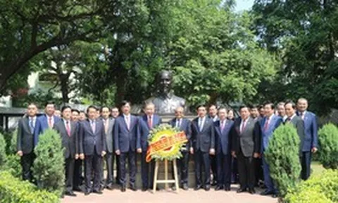 Tổng Bí thư, Chủ tịch nước Tô Lâm đặt vòng hoa tại tượng Bác Hồ ở Ấn Độ