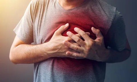 Khó thở suốt thời gian dài, người đàn ông 53 tuổi phát hiện thứ "đáng sợ" trong lồng ngực