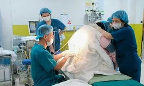 Mẹ bầu nặng 140kg sinh bé “khổng lồ” 4,6kg, ca vượt cạn khiến bác sĩ toát mồ hôi