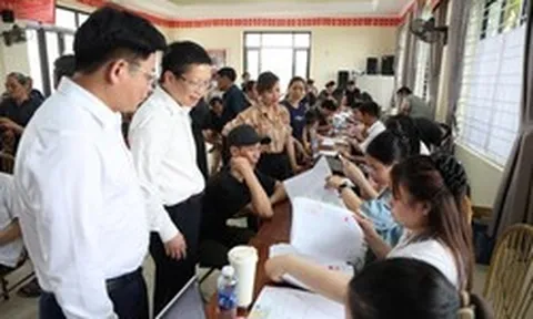 Hàng trăm hộ dân ở một xã Hà Nội ngồi chật kín nhà văn hóa nhận tiền đền bù đất tại siêu dự án 925.000 tỷ đồng có quy mô lớn nhất lịch sử Vingroup