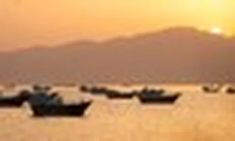 Hai siêu tàu 'phăm phăm' đi qua vùng chiến sự, láng giềng Việt Nam sắp nhận 4 triệu thùng dầu