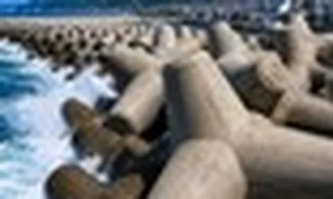 Phát hiện nhiều ‘quái vật bê tông’ nặng 80 tấn hình 4 cánh đặt dọc khắp bờ biển, công trình đê chắn sóng khổng lồ lộ diện