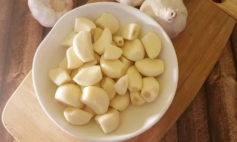 Ăn tỏi mỗi sáng khi bụng đói, người đàn ông 58 tuổi nhận cái kết "không thể ngờ"