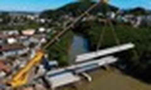 Phát hiện một 'cánh tay thép' đang xoay trục, nâng 72 dầm bê tông nặng 15 tấn vào đúng vị trí: Công trình 5,3 triệu USD dần lộ diện