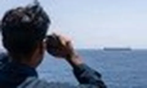 Tàu thuyền tìm cách vượt Hormuz giữa rủi ro an ninh