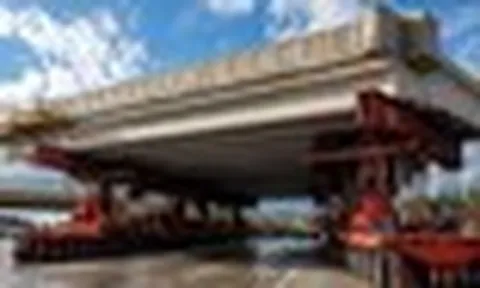 Phát hiện những "cỗ xe khổng lồ" âm thầm dịch chuyển các khối bê tông vào đúng vị trí, sau 12 tiếng một công trình giao thông huyết mạch được hình thành