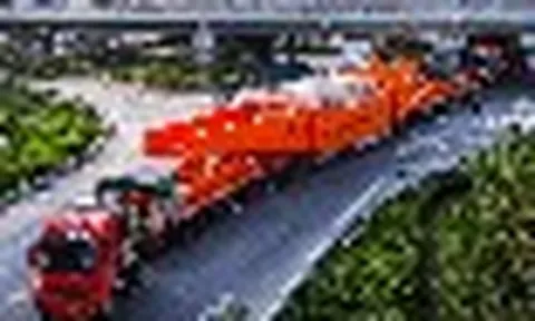Phát hiện đoàn xe tải Trung Quốc ‘dính liền nhau’ dài gần 100 mét, liên tục di chuyển với tốc độ 5km/h, đang thực hiện nhiệm vụ đặc biệt