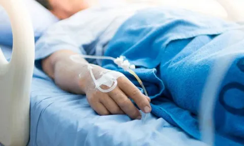 Người đàn ông 69 tuổi tử vong sau khi uống nước dừa, bác sĩ cảnh báo "sai lầm chí mạng"
