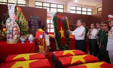 Tổng Bí thư, Chủ tịch nước dâng hương tưởng niệm, thăm lực lượng tìm kiếm hài cốt liệt sĩ tại Công viên Lê Thị Riêng