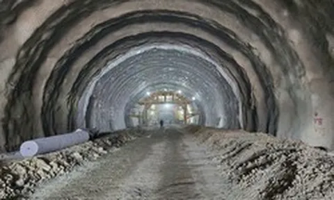 Khối đá lớn rơi xuống, hầm cấp đặc biệt dài 3.200m lóe sáng, 1.000 người Việt Nam vỡ òa vì thành công lớn