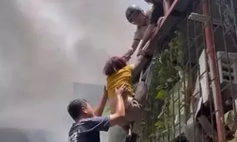 Hà Nội: Người phụ nữ cùng hai cháu bé thoát nạn trong vụ cháy nhà cao tầng
