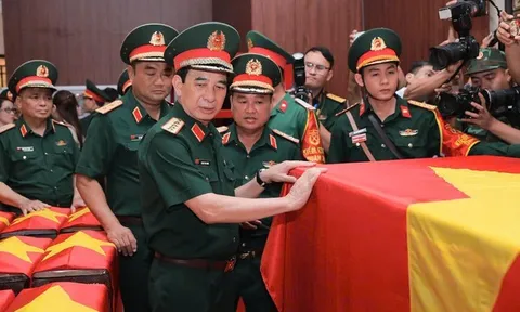Đại tướng Phan Văn Giang dâng hương tưởng niệm các anh hùng liệt sĩ tại Công viên Lê Thị Riêng