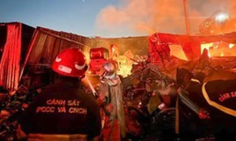 Máy xúc phá công trình, mở lối chữa cháy trên đường 25m ở Hà Nội