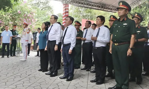 Chủ tịch Quốc hội Trần Thanh Mẫn dâng hương, dâng hoa các anh hùng liệt sĩ tại Công viên Lê Thị Riêng