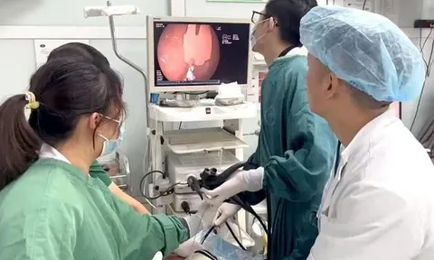 Bé trai 20 tháng tuổi nhập viện cấp cứu vì nuốt phải mảnh thìa nhựa