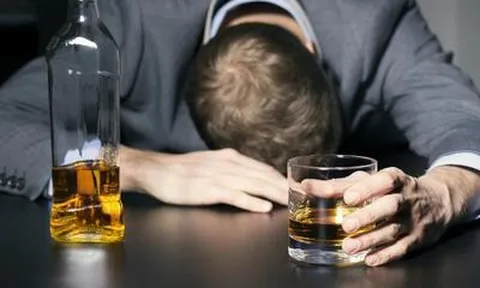 Ngứa kéo dài khiến người bệnh lạm dụng rượu để ngủ, bác sĩ cảnh báo hệ lụy