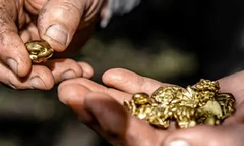 Phát hiện khối lượng lớn vàng, bạc, hổ phách nằm rải rác tại một tuyến cao tốc