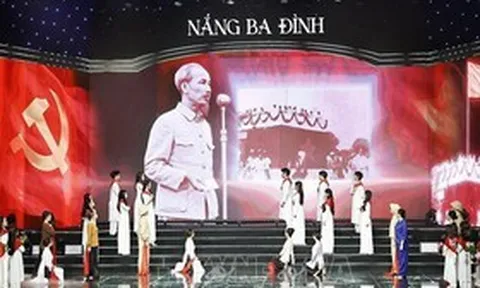 Chủ tịch Quốc hội Trần Thanh Mẫn dự Chương trình nghệ thuật chính luận "Nắng Ba Đình"
