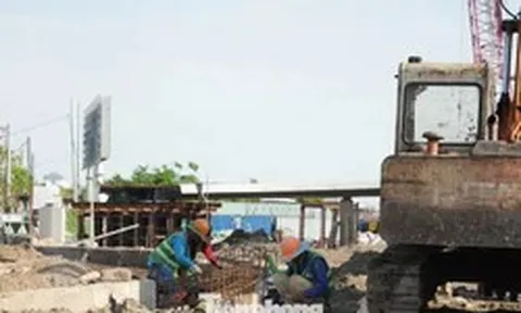 Cầu đi bộ gần 1.000 tỷ đồng qua sông Sài Gòn bước vào giai đoạn ‘chạy nước rút’