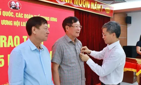 Trao Huy hiệu 35 năm tuổi Đảng cho 5 đảng viên Đảng bộ Trung ương Hội Luật gia Việt Nam