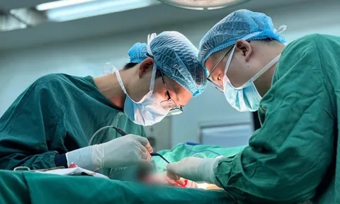 Đặt túi ngực lần 2, người phụ nữ 38 tuổi liên tục chảy dịch, vết thương không liền