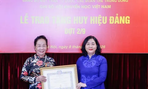 Trao tặng Huy hiệu 45 năm tuổi Đảng cho nguyên Phó Chủ tịch nước Nguyễn Thị Doan