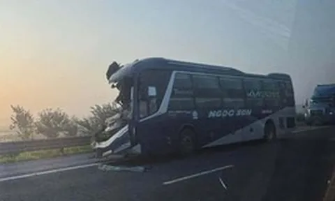 Ô tô khách không giữ khoảng cách tông đuôi xe đầu kéo, 1 người tử vong