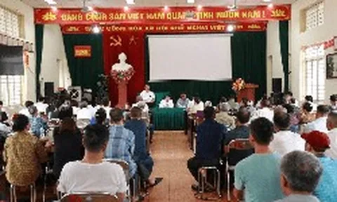 Người dân một xã ở Hà Nội đến nhà văn hóa nghe thông tin bồi thường, hỗ trợ, tái định cư với đất nằm trong phạm vi thu hồi làm dự án nhà ở xã hội