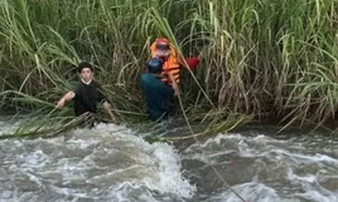 Qua cầu tràn, người phụ nữ bị nước lũ cuốn cả người và xe xuống suối