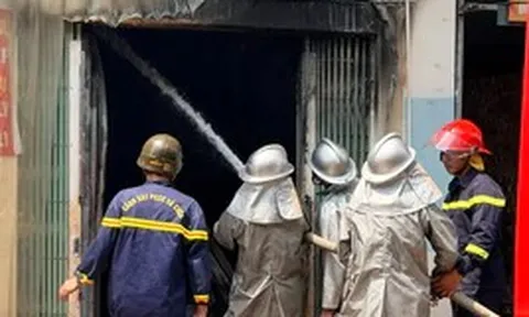 Hà Nội: Dãy nhà cháy dữ dội giữa trưa