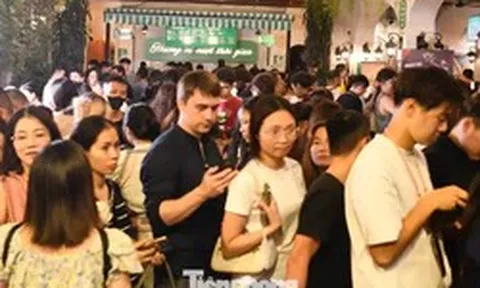 Cảnh tượng chưa từng có trước ngày kem Tràng Tiền đóng cửa