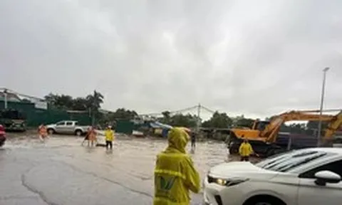 Hà Nội mưa lớn, ngập nhiều tuyến phố và hầm chui, giao thông cao điểm khó khăn