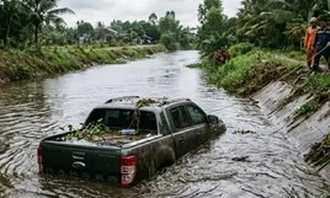 Phát hiện xương người trong chiếc xe bán tải nằm dưới kênh ở Vĩnh Long