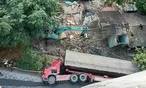 Xe đầu kéo lật ngang đè sập nhà dân ở Cao Bằng, 3 người tử vong tại chỗ