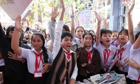 Vầng trăng Tây Giang nghe lời chúc từ hai đầu đất nước