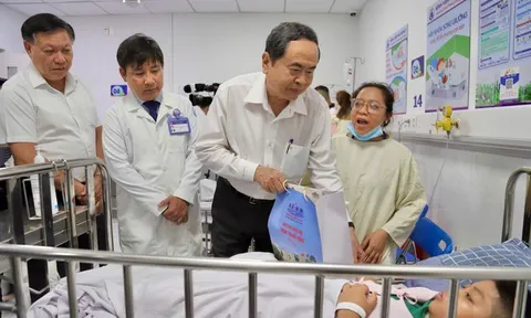 Chủ tịch Quốc hội Trần Thanh Mẫn thăm, tặng quà bệnh nhi tại Bệnh viện Nhi đồng 1