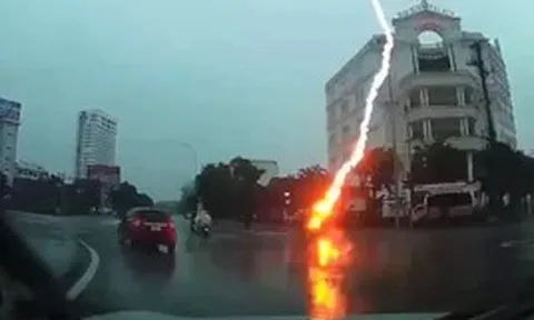 Clip sét tóe lửa đánh trúng người đi xe máy ở Nghệ An