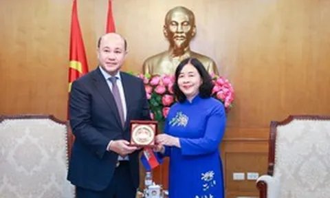 Chủ tịch Bùi Thị Minh Hoài tiếp Đoàn đại biểu cấp cao Hội Liên hiệp thanh niên Campuchia
