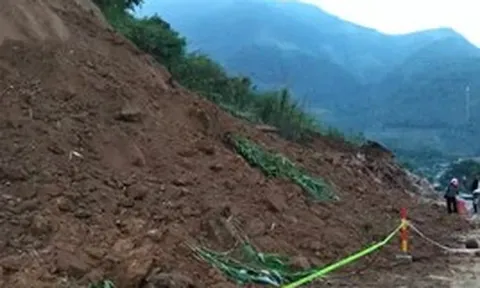 Sạt lở đất đá, Quốc lộ 279 qua Lào Cai bị chia cắt