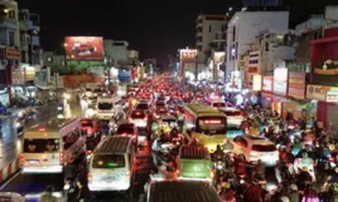 21h nhưng nhiều người tan làm từ chiều vẫn chưa thể về nhà: Các tuyến đường ùn tắc nghiêm trọng trong mưa lớn